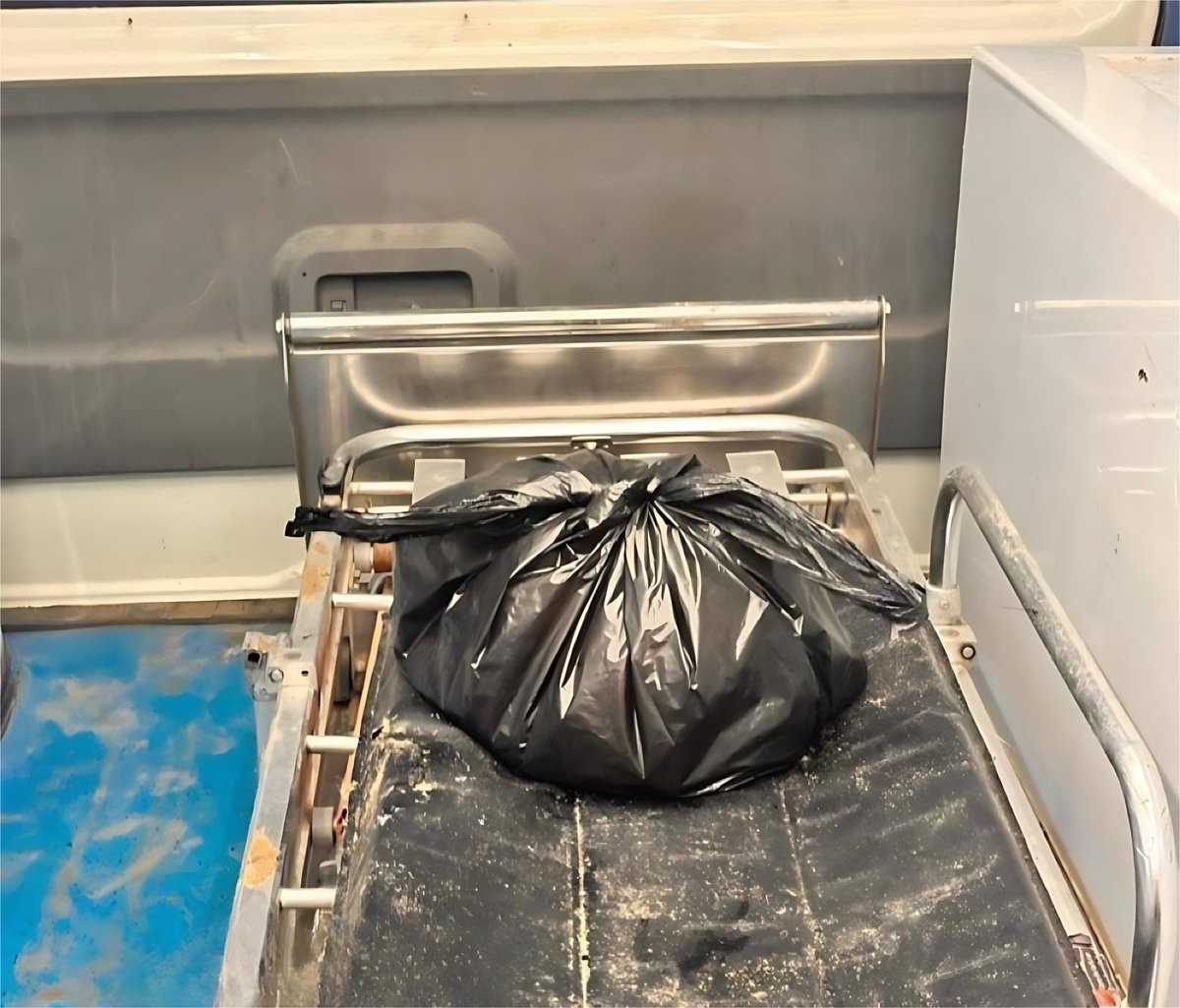 fahadq801's tweet photo. Inside this small bag are a number of bodies after they melted and burned from the heat of the flame!
بداخل هذا الكيس الصغير ماتبقى من اجساد ك��يرة  ذابت من الاحتراق في #غزة 
#gaza https://t.co/wmXggGgenF