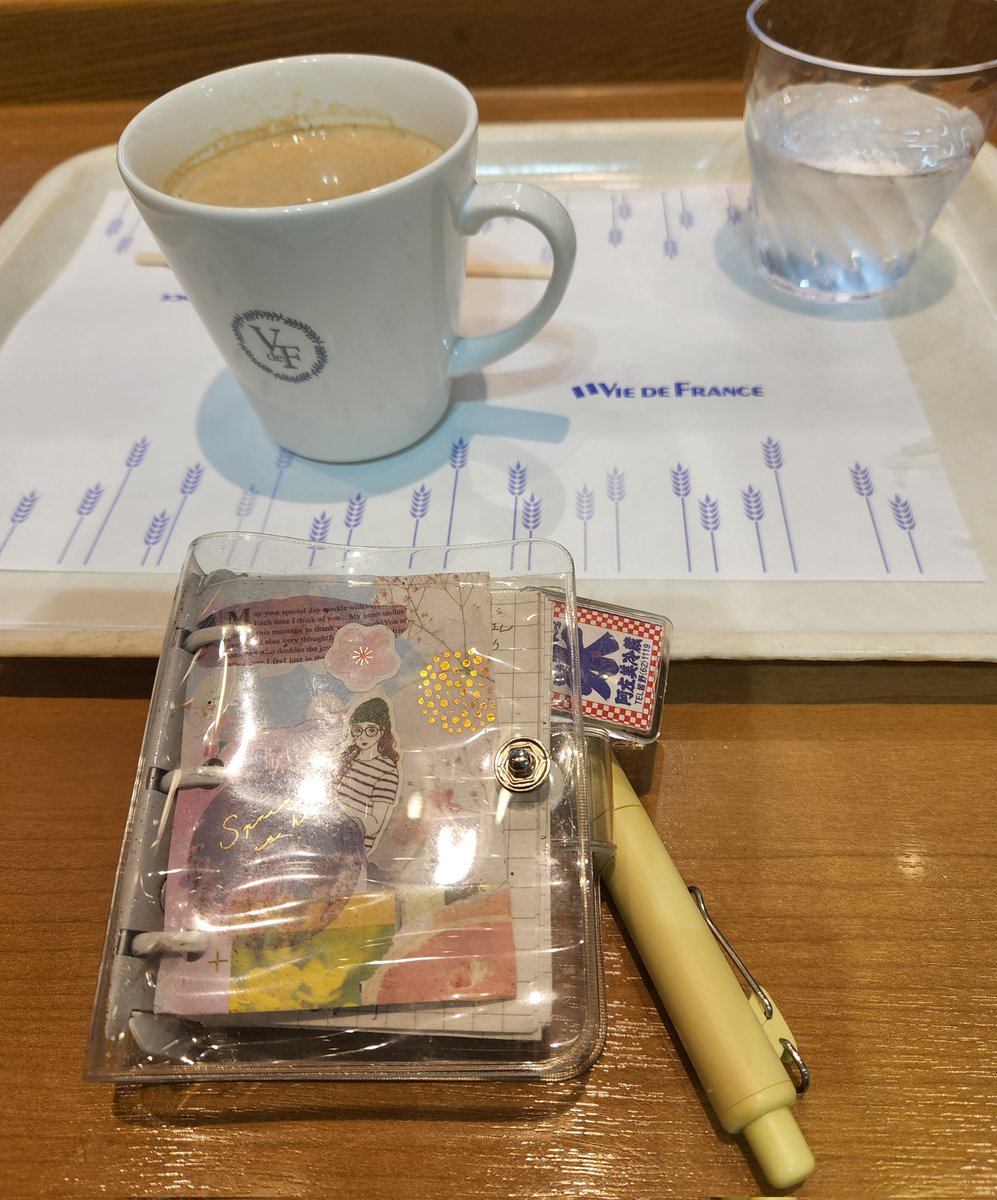 nisirin33's tweet photo. トラベラーズノートは持ってこなかったけど、メモ用三穴メモがあるから、頭整理のためにメモろう。
#3穴バインダー https://t.co/VypU8eYKTU