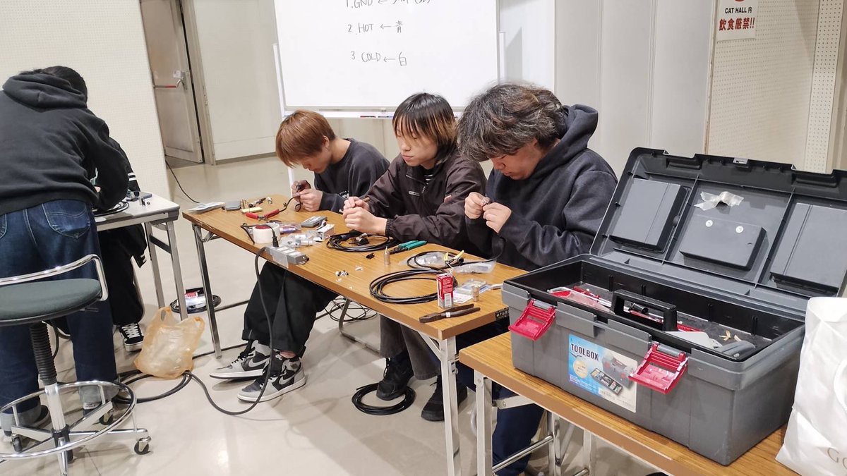 catmusiccollege's tweet image. マイケーブル作成してまーす！
音響で使う「立ち上げ」を製作しています！
みんな真剣にハンダつけしてます。

 #CATの授業
 #CATの学生
 #マイクケーブル
 #はんだ付け