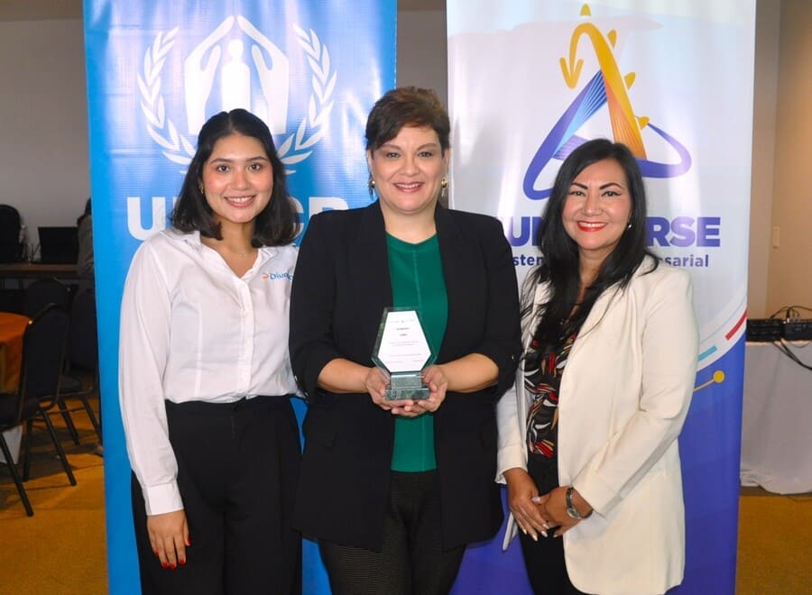enter504's tweet photo. #Empresarial FUNDAHRSE y ACNUR reconocen las buenas prácticas de empresas inclusivas de Honduras y premian a 15 empresas líderes     #FUNDAHRSE #ACNUR #BuenasPracticas #EmpresasInclusivas #EmpresasLideres #Honduras 
👉 https://t.co/ixaGlRx1n3 https://t.co/4fESprYIgN