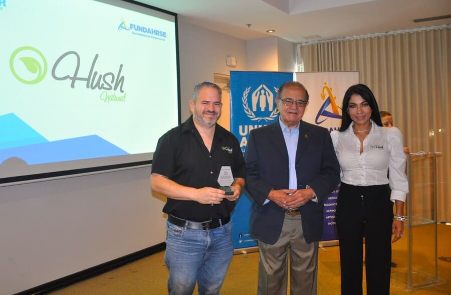 enter504's tweet photo. #Empresarial FUNDAHRSE y ACNUR reconocen las buenas prácticas de empresas inclusivas de Honduras y premian a 15 empresas líderes     #FUNDAHRSE #ACNUR #BuenasPracticas #EmpresasInclusivas #EmpresasLideres #Honduras 
👉 https://t.co/ixaGlRx1n3 https://t.co/4fESprYIgN