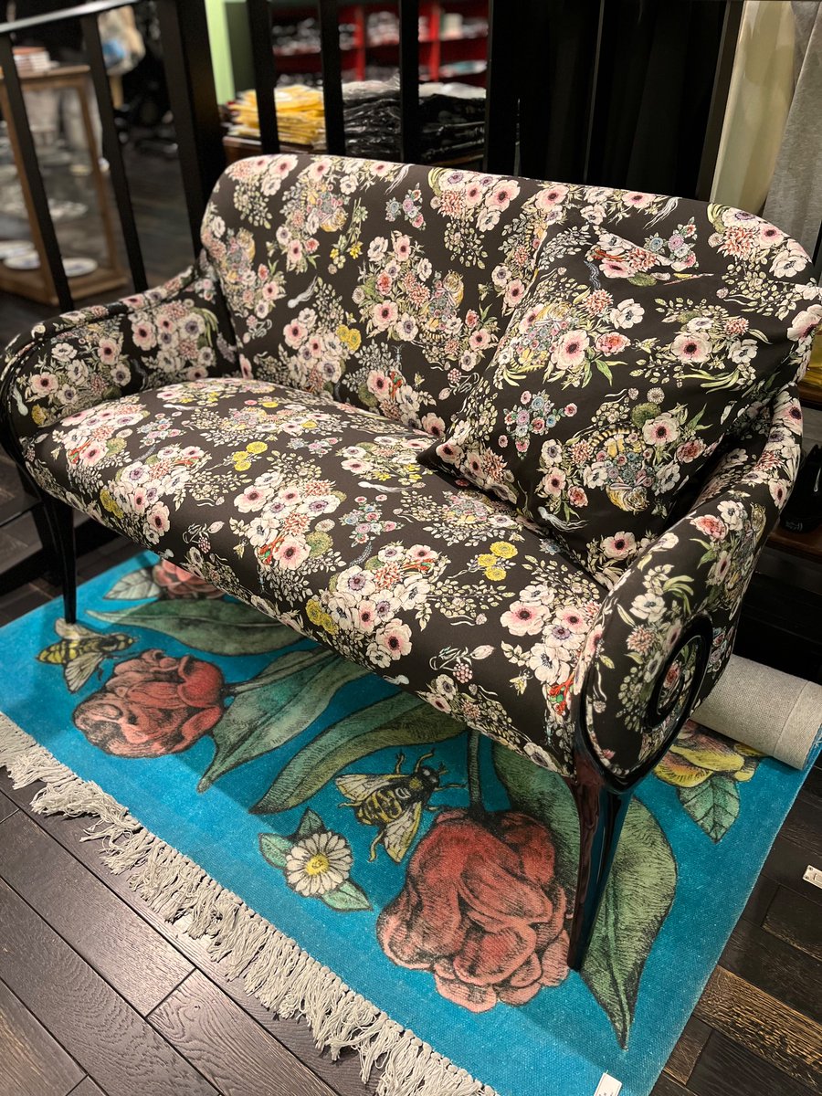 家具とセットで椅子の絵を描いてます。 一緒に飾って欲しいです。