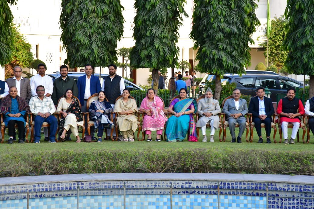 ParmilaTokas's tweet photo. #TimeFor Group Picture. 📸
#ParliamentVidhanSabha #YesterdayPicture #LastWorkingDay
#parmilatokasofficial #parmiladhirajtokas #aapdelhi #aamaadmiparty #PhirLayengeKejriwal
@ArvindKejriwal @AtishiAAP @SandeepPathak04 @AAPDelhi @AamAadmiParty https://t.co/pfJuXxHdP1