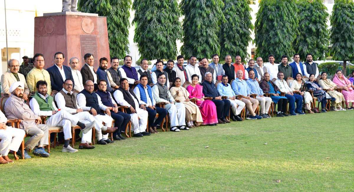 ParmilaTokas's tweet photo. #TimeFor Group Picture. 📸
#ParliamentVidhanSabha #YesterdayPicture #LastWorkingDay
#parmilatokasofficial #parmiladhirajtokas #aapdelhi #aamaadmiparty #PhirLayengeKejriwal
@ArvindKejriwal @AtishiAAP @SandeepPathak04 @AAPDelhi @AamAadmiParty https://t.co/pfJuXxHdP1