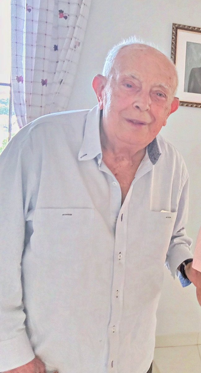 Cileidealves's tweet photo. Partiu o poeta.
Gilberto Mendonça Teles morreu esta noite, aos 93 anos de idade. Esta foto eu fiz em nosso último encontro, no seu apartamento em Goiânia, em 21 de agosto.
Ele foi, mas deixou uma vasta obra, nossa herança. #RIP https://t.co/tJGjd1fdbv