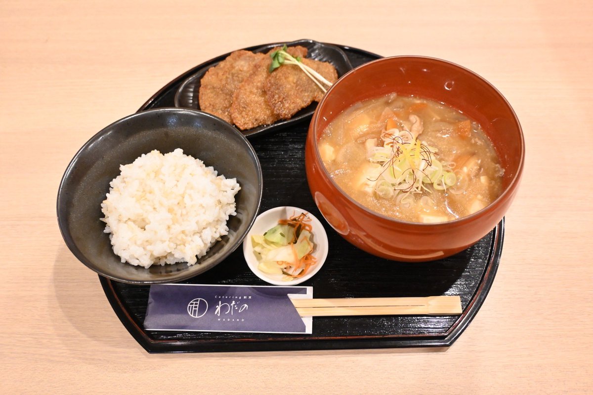 3kagetsudake's tweet photo. 【3ヶ月しか食べられない、豚汁らーめん】
昨日は沢山のご来店ありがとうございました！意外や意外、豚汁&amp;ご飯セットも人気でした✨
豚汁を飲んで、ご飯をかきこんの美味いの無限ループ♾️ですね😋
本日も寒いです☃️
是非わだのの豚汁であったまりに来て下さい♪ https://t.co/VClRXA4LqV