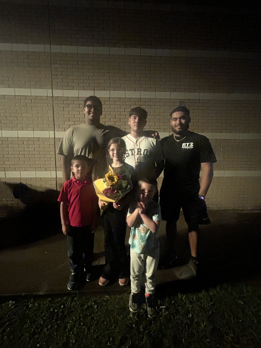 shyan_08's tweet photo. Pickles beginner winter band concert. Had some football family there rooting her on also ♥️ #GPpurpose @Aocho77 https://t.co/BVzqZknZSQ