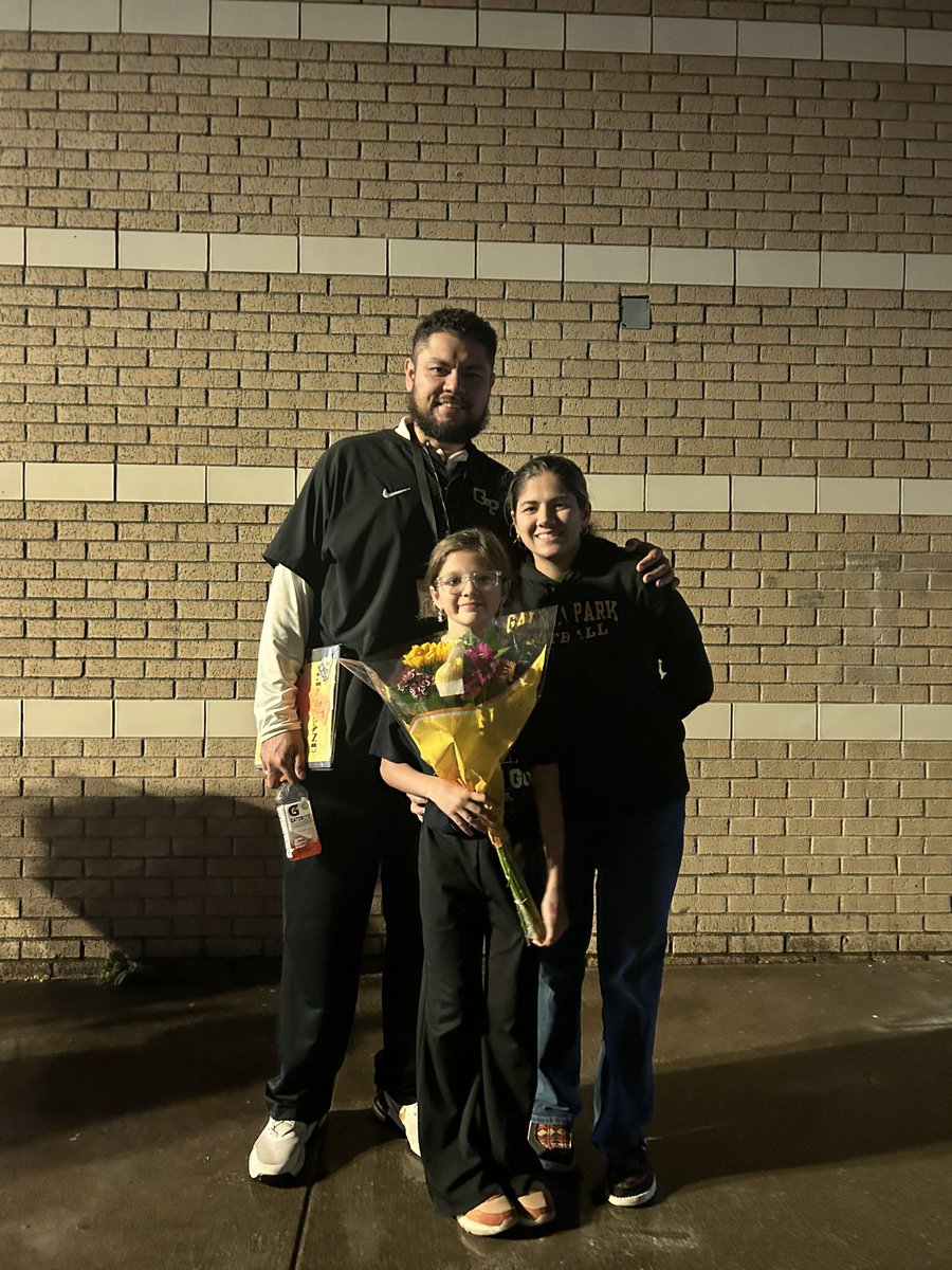 shyan_08's tweet photo. Pickles beginner winter band concert. Had some football family there rooting her on also ♥️ #GPpurpose @Aocho77 https://t.co/BVzqZknZSQ