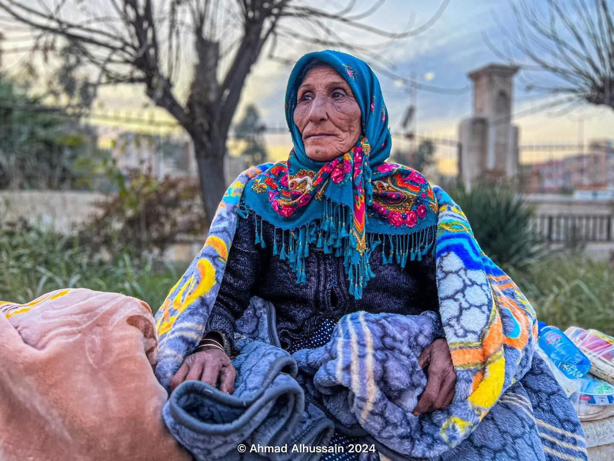 Raqqa_SL's tweet photo. An elderly woman displaced from Aleppo spends her night alone on the ground at the municipal stadium in Raqqa.
We appeal to the kind people of Raqqa to stand by her and help provide shelter and necessary supplies.
#RBSS https://t.co/WLo2WvTbN4