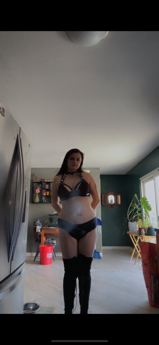 savvy_fox_'s tweet photo. Just a reminder I’m still your favorite whore 😌😇 https://t.co/xLZcTsdqFG