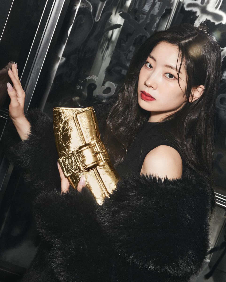 MichaelKorsJP's tweet photo. Gold star: グローバル ブランド アンバサダー #Dahyun が魅せるホリデースタイル

▶︎https://t.co/MNMI5wIAkN https://t.co/bQUXdWmZLP