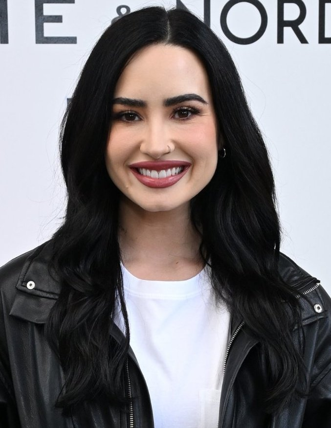 poptime's tweet photo. Não consigo explicar, mas a Demi Lovato finalmente tá muito parecida com a Demi Lovato. https://t.co/qmpGXsaw2G