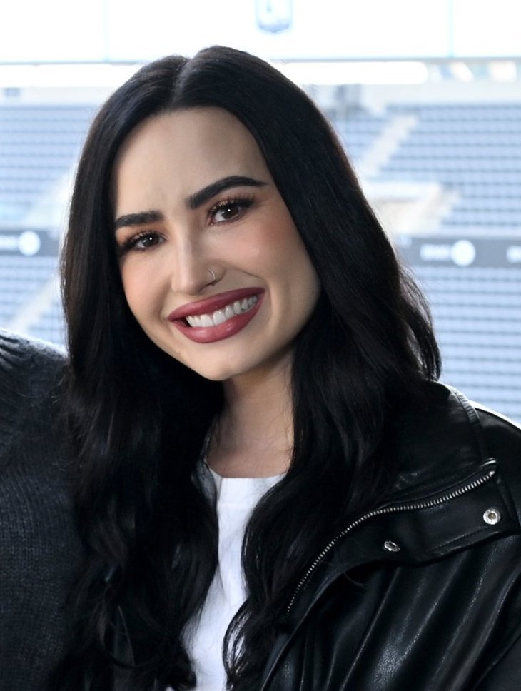 poptime's tweet photo. Não consigo explicar, mas a Demi Lovato finalmente tá muito parecida com a Demi Lovato. https://t.co/qmpGXsaw2G