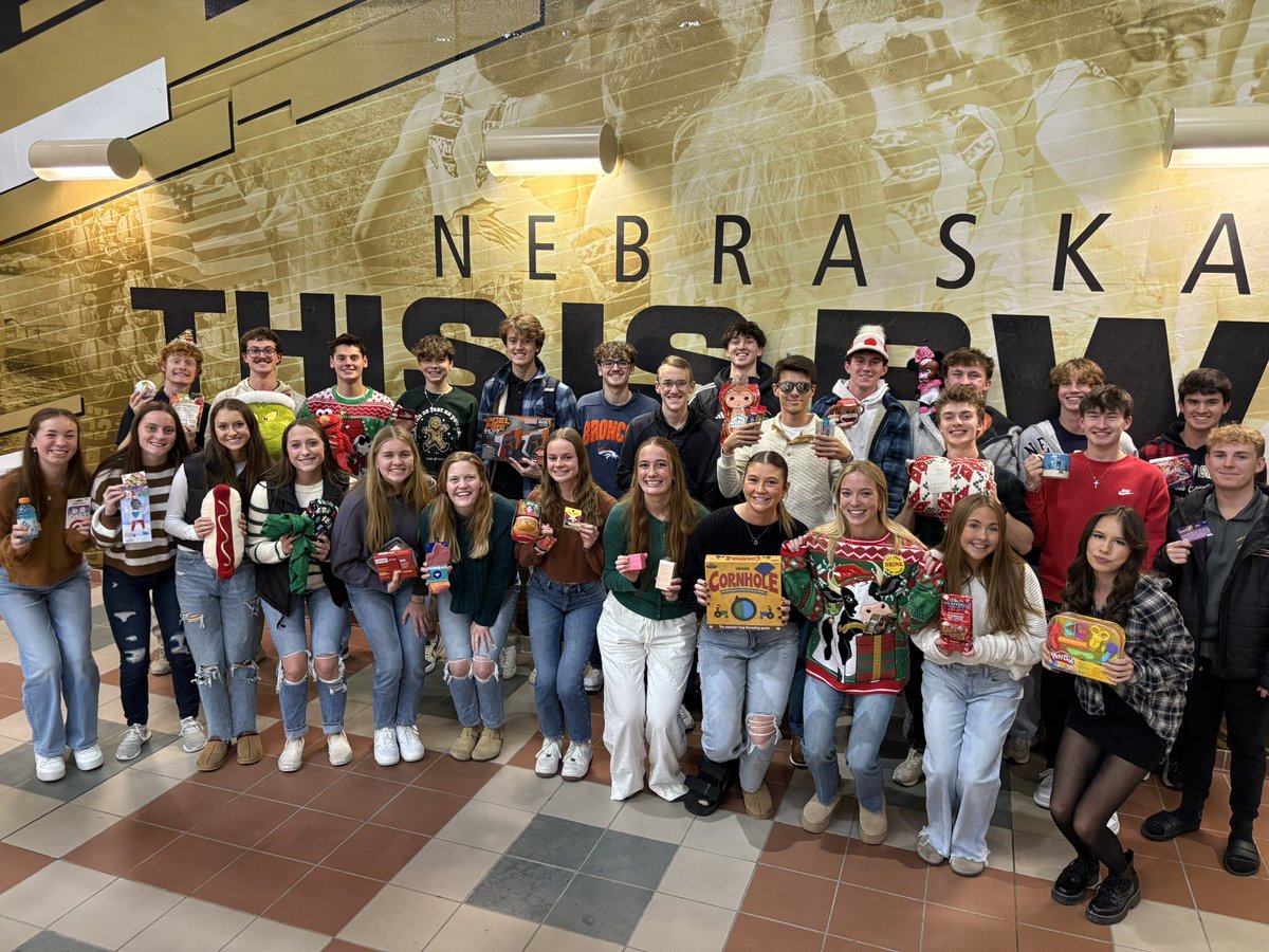 nwutfxc's tweet photo. Wrapped up the Cross Country season tonight with our annual Team Holiday Party! We handed out our team awards and had our white elephant gift exchange!

#nwuxc #pwolfnation https://t.co/h7OSKGNEnC