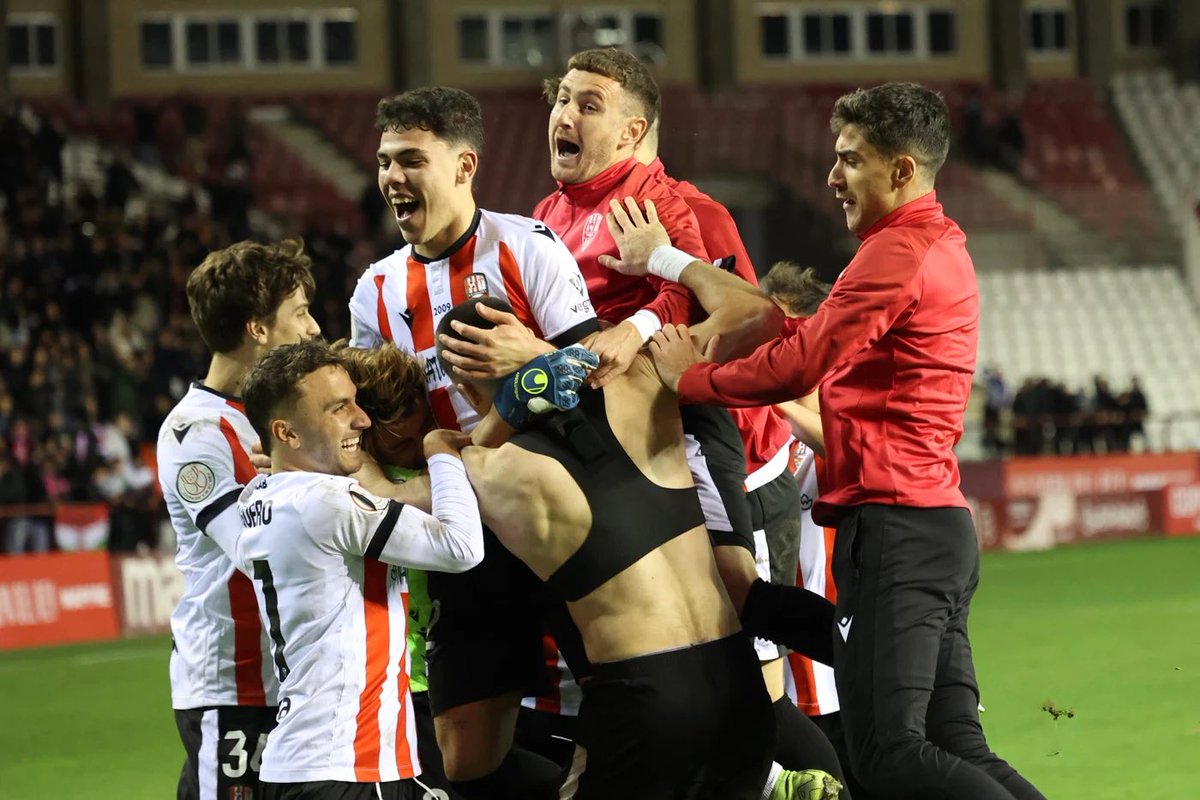 La que se ha liado en Las Gaunas. 

A los de siempre… disfrutadlo al máximo. 

A los nuevos… sois bienvenidos, que en este estadio cabe mucha gente. 

📸 Raquel Manzanares / EFE