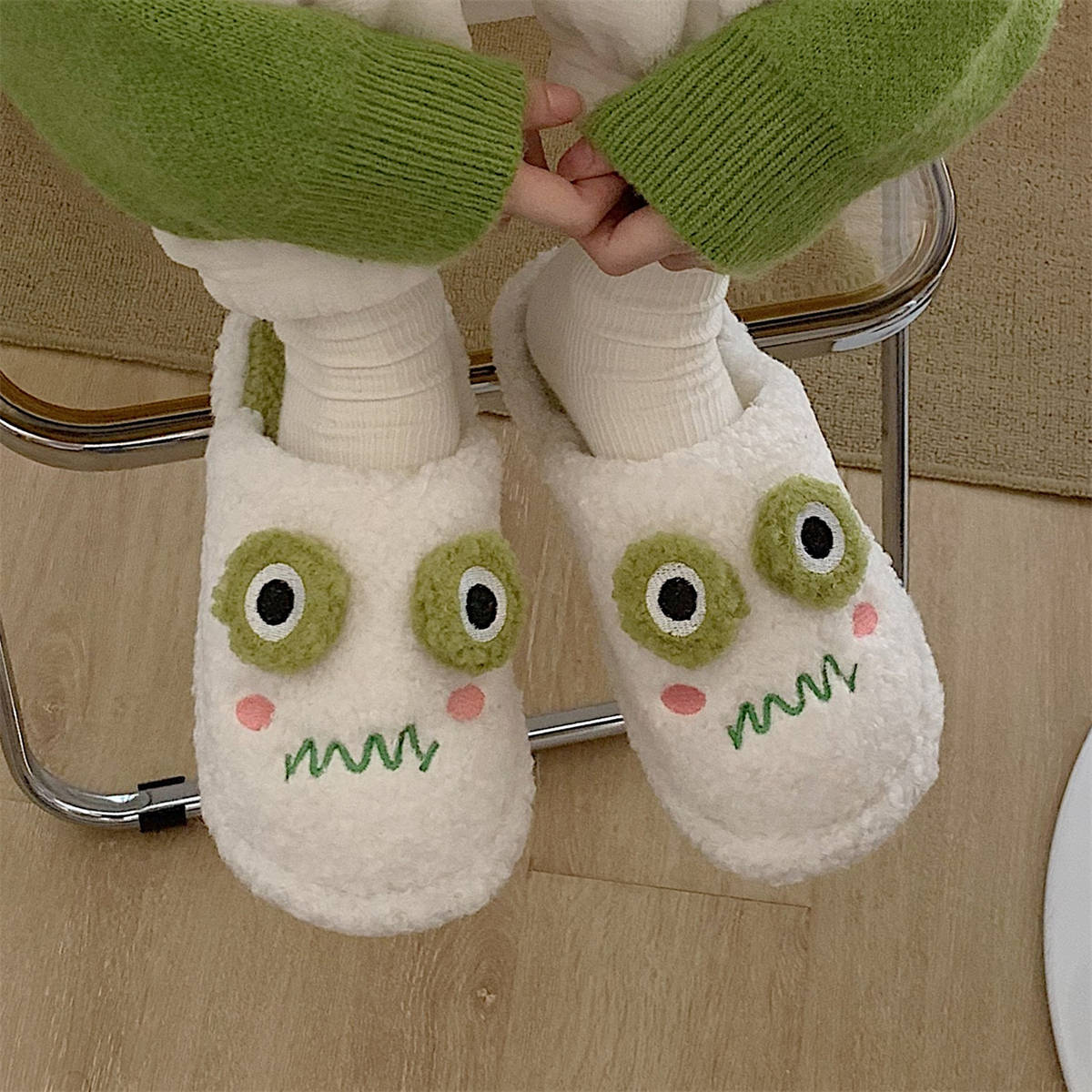 Lily01091122's tweet photo. Here comes the most hilarious and eye-catching home slippers! 😜✨
Check out these froggy slippers with their super big eyes!  🐸👣
#FrogSlippers #FunnyHomewear #BigEyes #CozySlippers #HomeComfort #customslippers #plush #plushslippers #homeslippers https://t.co/mfPvhWM8Mh