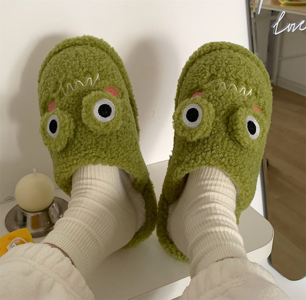 Lily01091122's tweet photo. Here comes the most hilarious and eye-catching home slippers! 😜✨
Check out these froggy slippers with their super big eyes!  🐸👣
#FrogSlippers #FunnyHomewear #BigEyes #CozySlippers #HomeComfort #customslippers #plush #plushslippers #homeslippers https://t.co/mfPvhWM8Mh