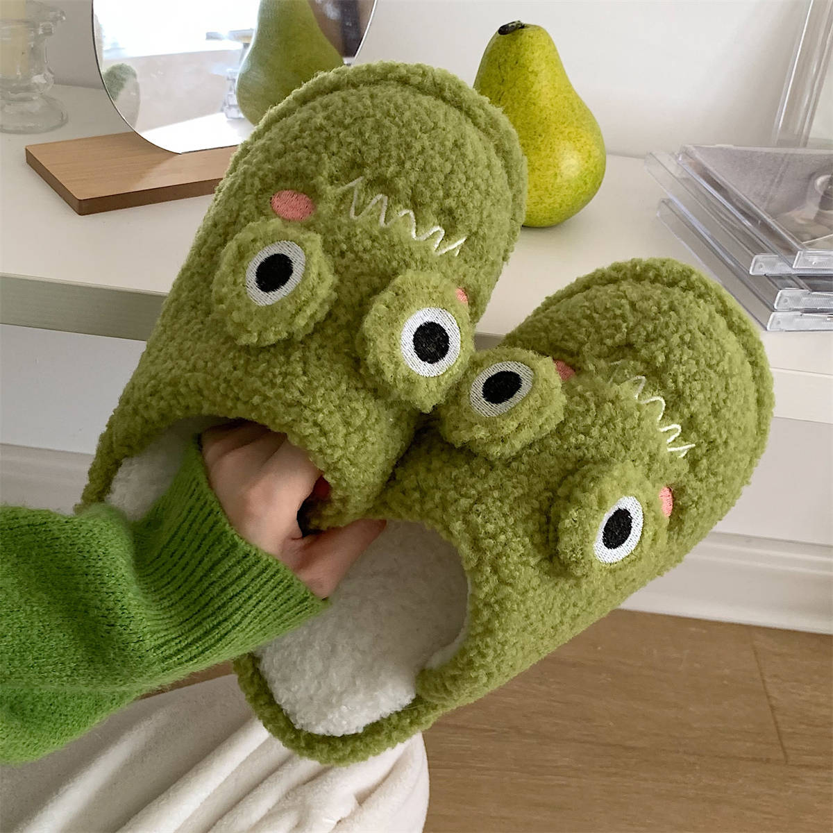 Lily01091122's tweet photo. Here comes the most hilarious and eye-catching home slippers! 😜✨
Check out these froggy slippers with their super big eyes!  🐸👣
#FrogSlippers #FunnyHomewear #BigEyes #CozySlippers #HomeComfort #customslippers #plush #plushslippers #homeslippers https://t.co/mfPvhWM8Mh