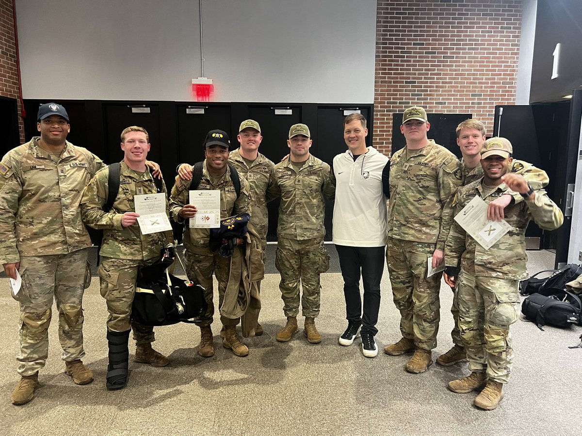 Always an honor to see our WARRIORS receive their future branch of service as Army Officers! 🏴‍☠️🏴‍☠️ #BranchNight #LastoftheHard #BEATnavy 🏴‍☠️🏴‍☠️