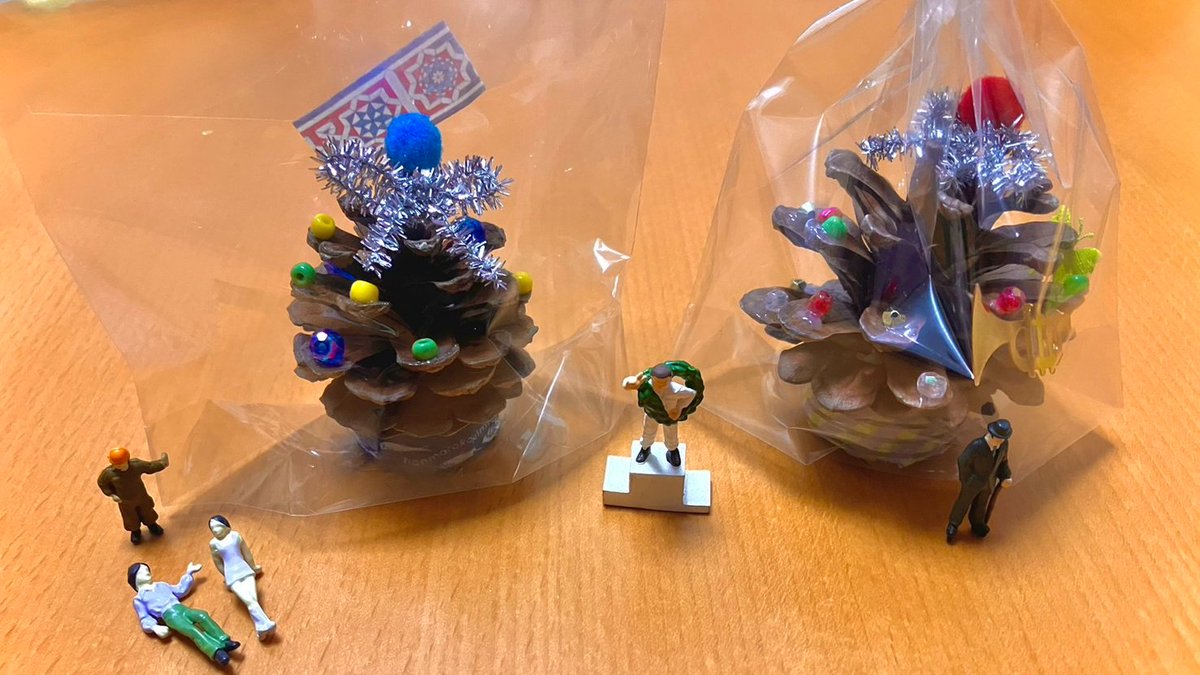 KindaiEnken's tweet photo. お久しぶりです！園芸研究会です！

1年生が松ぼっくりで小さくて可愛いクリスマスツリーを作ってくれました！ https://t.co/ifgyiST2b9