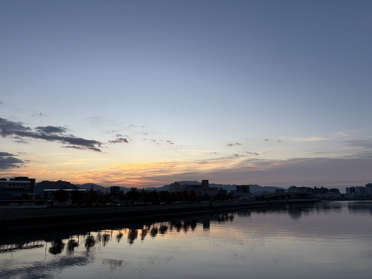 custom_chop's tweet image. I walked across four bridges early this morning. It felt so beautiful and peaceful. When you take the time to look, you’ll find many wonderful places nearby.

#walkingisfun