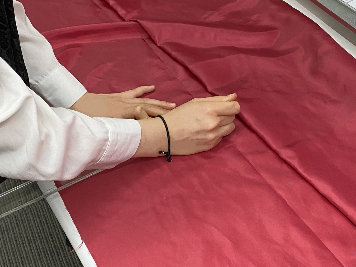 aso_abkc's tweet image. CGデザイン科2年学園祭広報担当です！

今回は衣装担当の作業様子を少しだけご紹介！
販売員用の制服を製作しています♪🧵𓂃🪡💫
これはもしかしてあの寮の…？🐏♥️

制服をビシッと着こなして皆様に魔法をお届けしますので、当日をお楽しみに🧙‍♀️✨
#学園祭