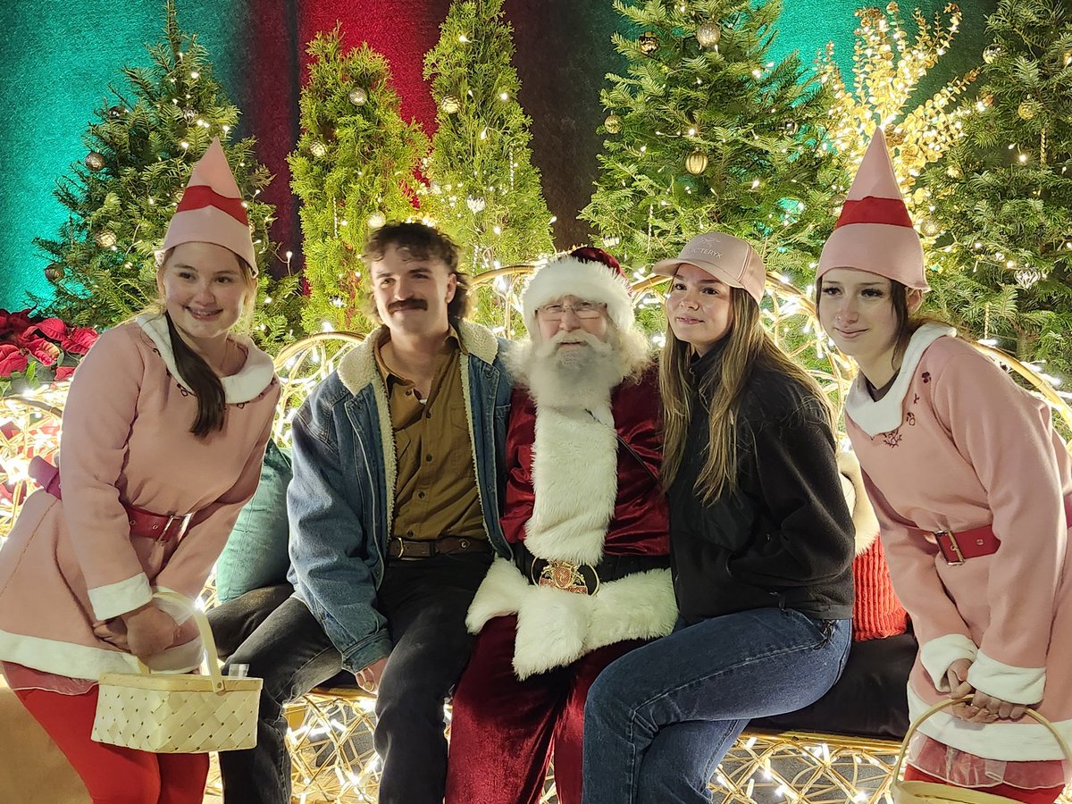 AldergroveStar's tweet photo. Thunderbird Show Park in #Langley is hosting its soft opening tonight of its Christmas in the Country event. Opens tomorrow Dec. 5 until 29th. https://t.co/NmOw7gKx8f