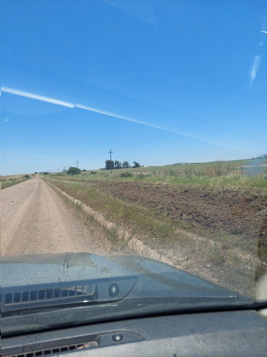 Pulgabohemio's tweet photo. Los vecinos del Camino de Aguila, Rio Negro tienen que hacer sus propios caminos secundarios ya que esta INTRANSITABLE
Nos roban a los vecinos mas de USD 500.000 por año de CONTRIBUCION mas el 1% de ventas
Siga la joda!
@frenterionegro
@IntRioNegro
@leosarro 
@rionegroahora https://t.co/iIQJN2cqc2