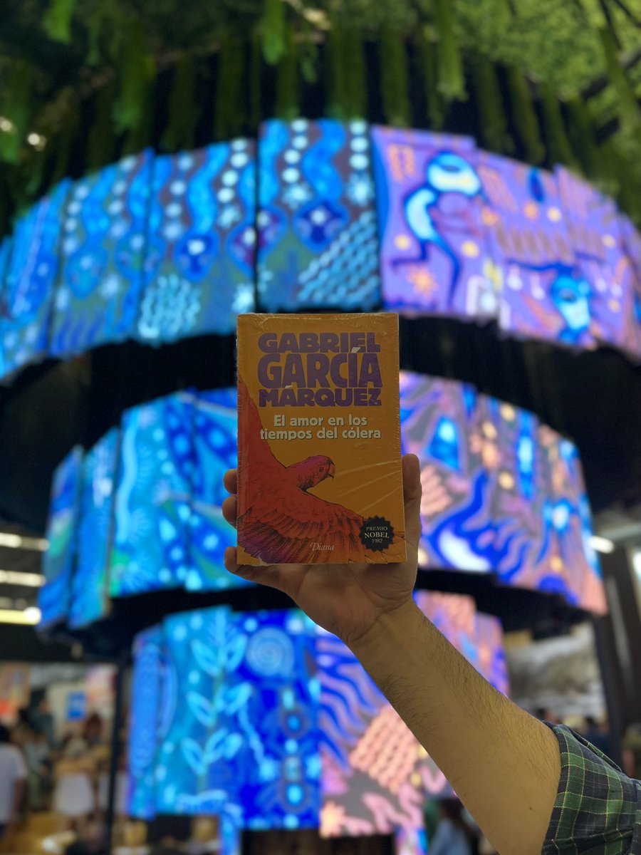 rvillanueval's tweet photo. ¡Si andan en #ModoFIL les recomiendo comprar este libro! 📖
Yo me lo encontré en la @libreriacf y les comparto que es uno de mis libros favoritos, porque nos regala una reflexión profunda sobre las distintas formas de amar y los matices de la vida.
Si lo leen o ya lo leyeron, cuéntenme a ustedes qué les parece.