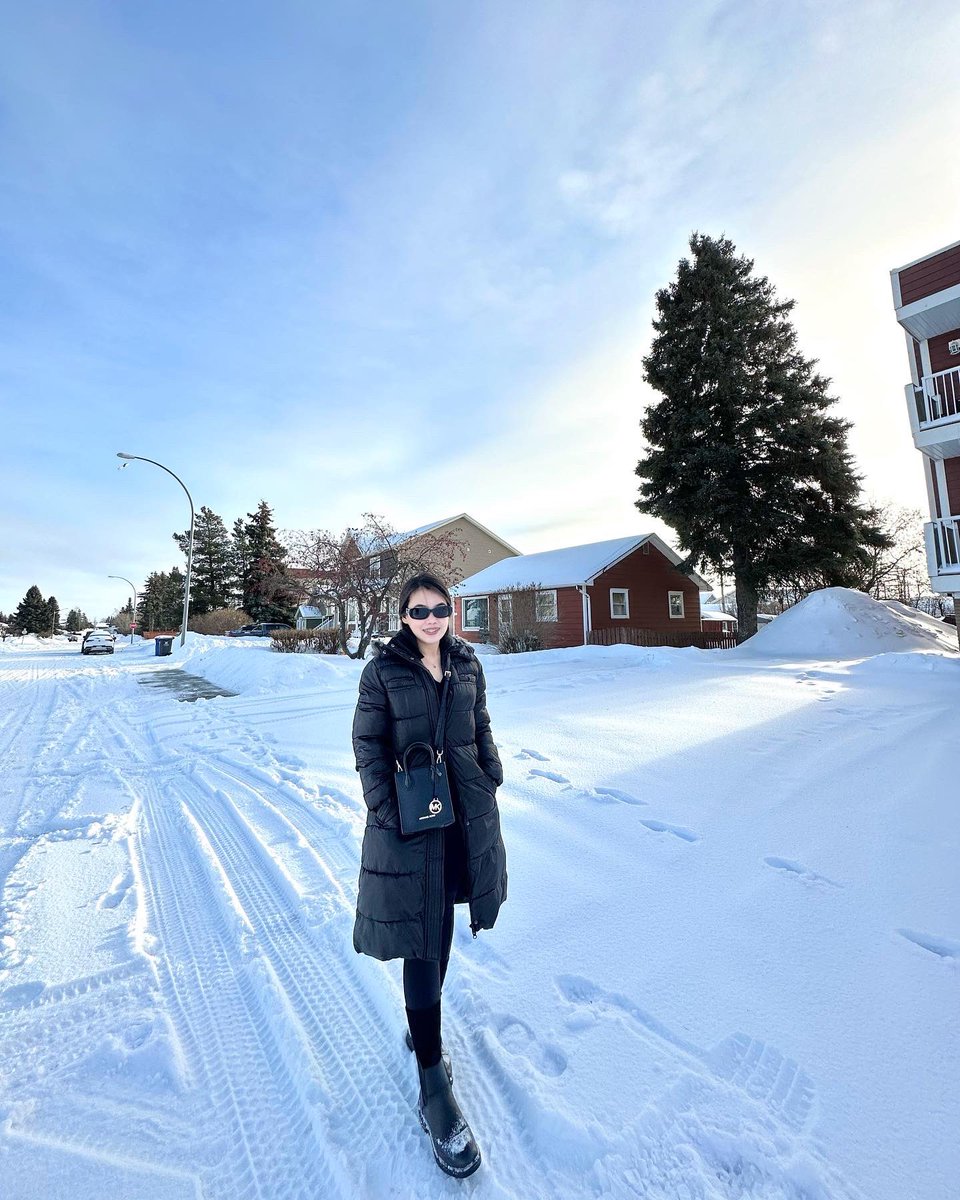 iamcessay's tweet photo. Chasing the winter sun in cozy layers and frosty vibes. ❄️😎 https://t.co/g9LmfjAyn9