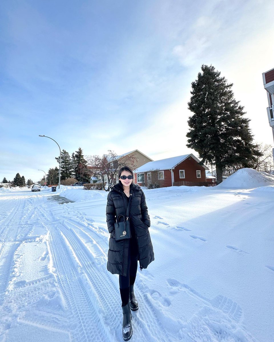 iamcessay's tweet photo. Chasing the winter sun in cozy layers and frosty vibes. ❄️😎 https://t.co/g9LmfjAyn9