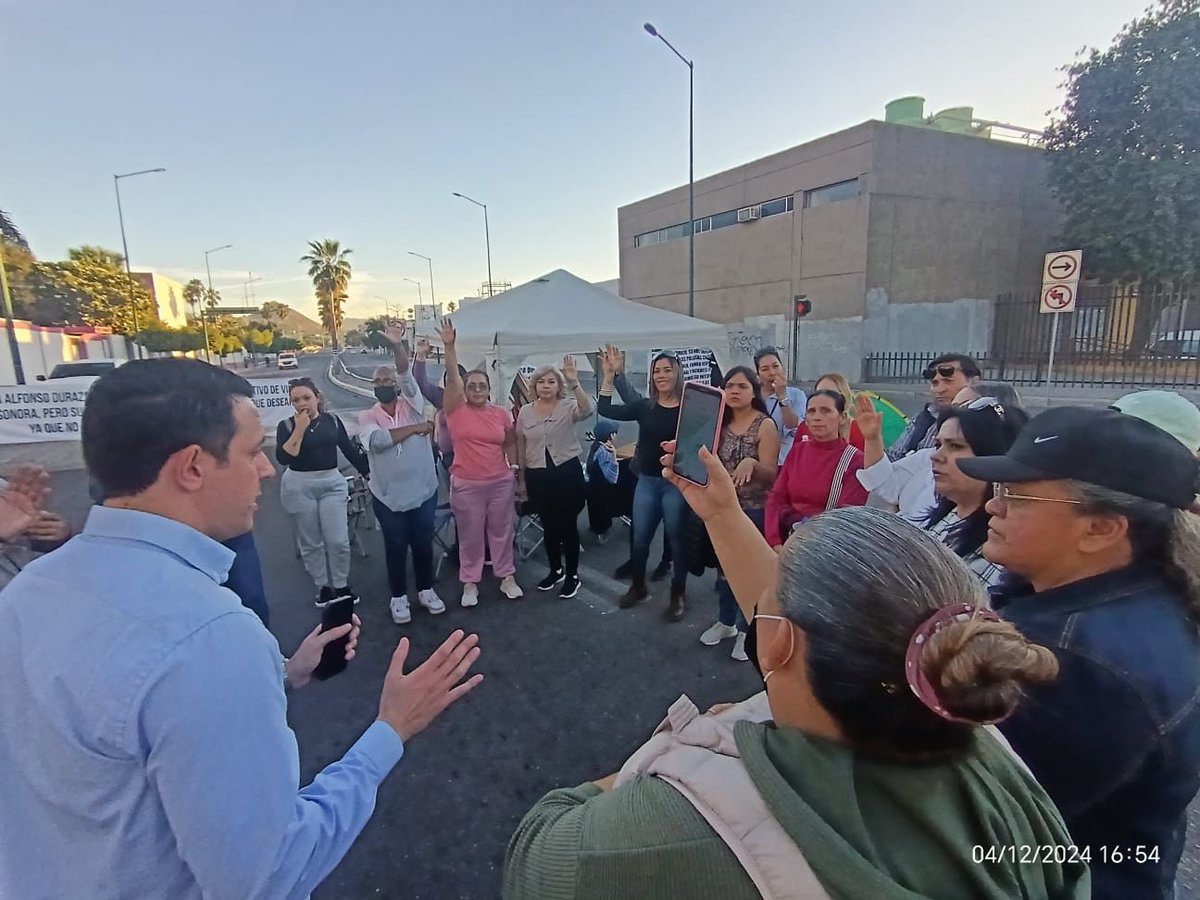 felguimor's tweet photo. Bienestar por todos lados en #Sonora ! 
-Siguiendo el ejemplo de su jefe el Gobernador @AlfonsoDurazo , el nuevo secretario Fernando Rojo ( @FernandoRVM ) intervino y atendió a las 38 viudas de policías y agentes de la AMIC, cuando pasaba casualmente por el bloqueo en el Blvd. Rosales.
Cada vez muestra más su sensibilidad y ganas por ayudar a su guía y al estado.
Bien!!!