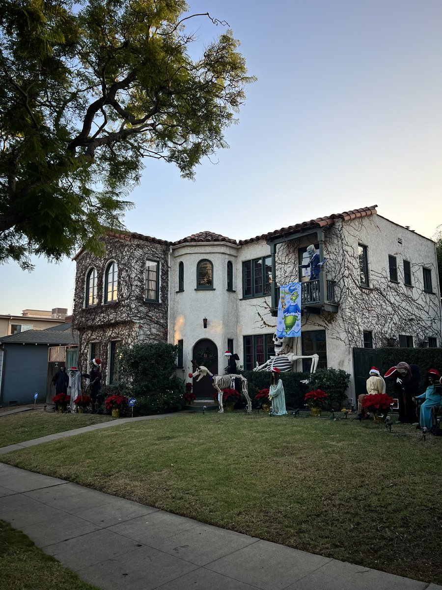 Briannerb's tweet photo. Busqué las ubicaciones en google maps de cada una de las casas de Modern Family? Si https://t.co/dKb9h2fo2D