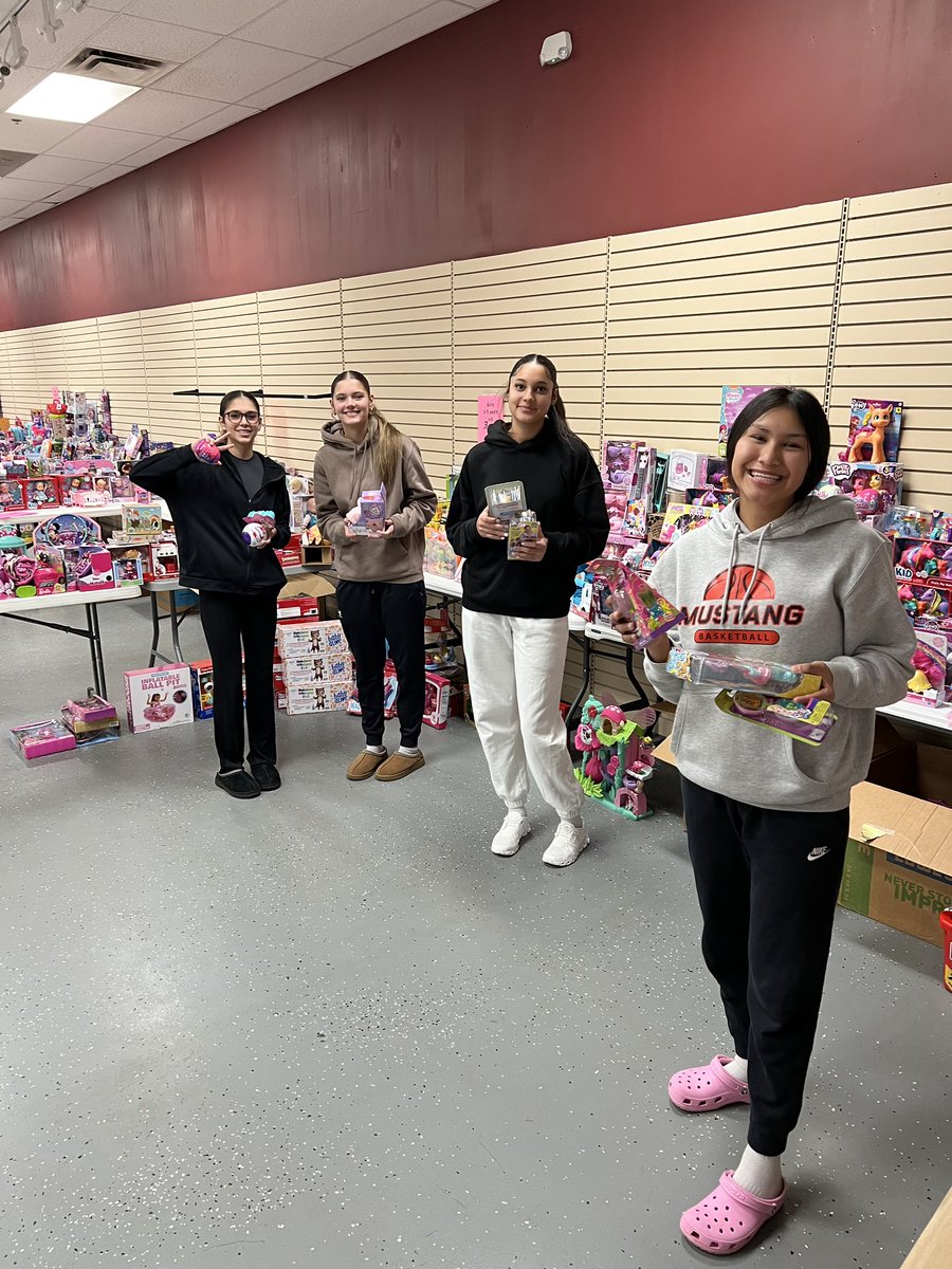 MustangWBB's tweet photo. Tonight, the varsity team went to the Santa’s Toy Shoppe to sort out the toys! We were told heart warming stories about how we are a small part of making someone’s Christmas dream come true. What a blessing it is to bring people a holiday cheer! #GID #BDM 

@MHSBroncoSports https://t.co/RUyhpITkbi