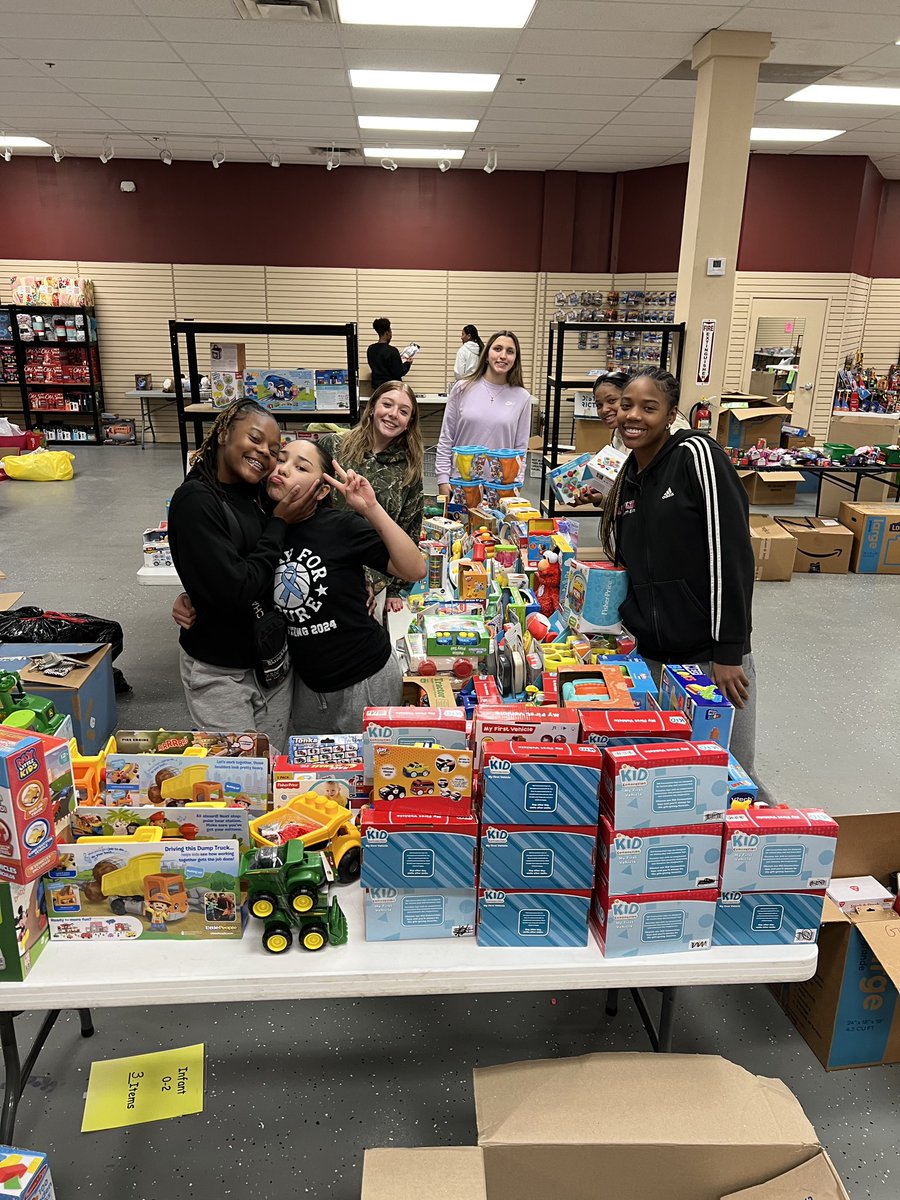 MustangWBB's tweet photo. Tonight, the varsity team went to the Santa’s Toy Shoppe to sort out the toys! We were told heart warming stories about how we are a small part of making someone’s Christmas dream come true. What a blessing it is to bring people a holiday cheer! #GID #BDM 

@MHSBroncoSports https://t.co/RUyhpITkbi