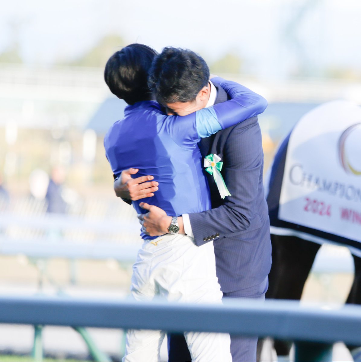 yuu_keiba_'s tweet photo. 抱き合う
ゴドルフィンオーナー
#福田洋行 氏
GI5勝レモンポップ チャンピオンズC連覇
騎手
#坂井瑠星 騎手
#チャンピオンズカップ
#チャンピオンズカップ2024
#ゴドルフィン
#7DMarkII
#SIGMA150600contemporary
#AdobeLightroom
#中京競馬場 #写真撮ってる人と繋がりたい
#競馬好きと繋がりたい https://t.co/zqqgFs7hJk