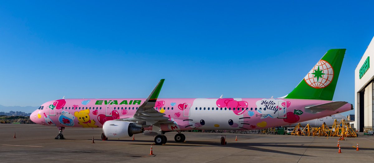evaairwaysjapan's tweet photo. 昨日、日本初お目見えのピンキージェット🩷
早速大反響をいただいております😆
実は左右でちょっとキャラクターのレイアウトに違いが❗️
そこも注目ポイント💕
是非仙台に会いに来てね😘
#エバー航空 #hellokittyjet #ハローキティ https://t.co/kJoV6OiGHt