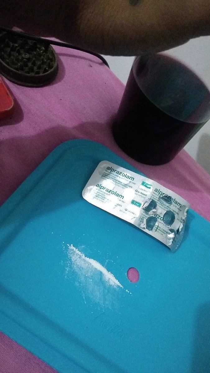 MatheusBataier2's tweet photo. I never giving the fuck, sipping Lean, my house looks like a pharmacy in Alaska, full of medicine and snow #codein #snow #drugs #xanax #traplife https://t.co/oCI7xBkdep