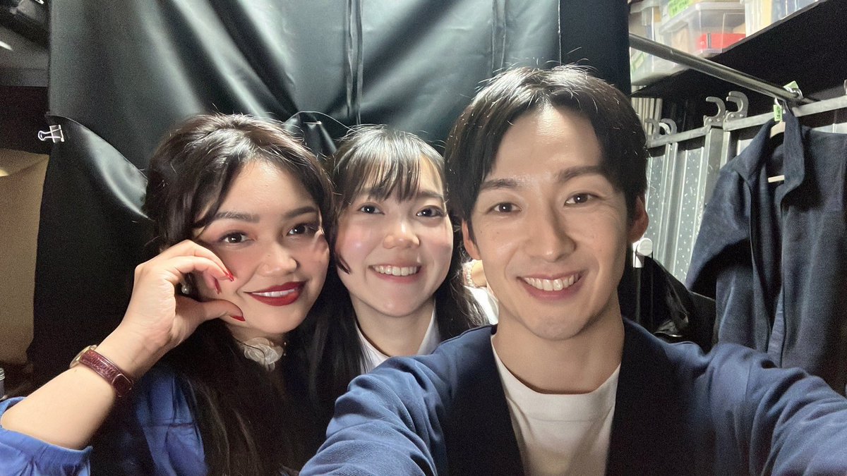 shuri_0046's tweet photo. #マハルコ組曲 思い出①
歌の自主練したりたくさん時間を過ごした伊藤家３人

優しくていつも気にかけてくれるステフ。人として役者として常に背中を見せてくれる玄ちゃんさん。本当に親みたいにたくさん成長させてくれてありがとう😭💕

３人でいるうちに玄ちゃんさんの英語がどんどん上手くなった😳 https://t.co/jWosMXpOdn