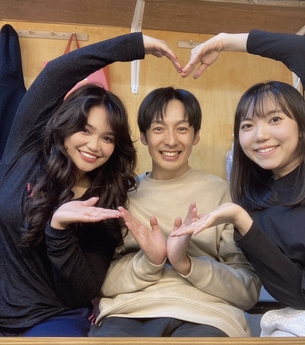 shuri_0046's tweet photo. #マハルコ組曲 思い出①
歌の自主練したりたくさん時間を過ごした伊藤家３人

優しくていつも気にかけてくれるステフ。人として役者として常に背中を見せてくれる玄ちゃんさん。本当に親みたいにたくさん成長させてくれてありがとう😭💕

３人でいるうちに玄ちゃんさんの英語がどんどん上手くなった😳 https://t.co/jWosMXpOdn
