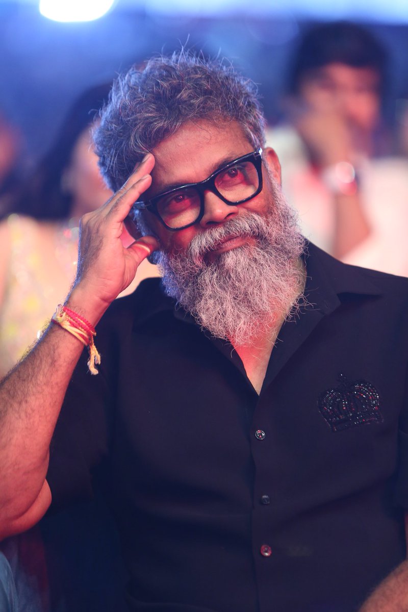SidharthkaFan's tweet photo. Just watched Pushpa 2, & wow, what a masterpiece! 🔥 Allu Arjun is unstoppable, & Sukumar nails it with the perfect mix of action, drama, & style. The music, the storyline—everything's a treat! 🌟 Solid 4/5..
#Pushpa2
#AlluArjun #Sukumar
#WildfirePuspha
#Pushpa2TheRule https://t.co/2i9E7xBSn9