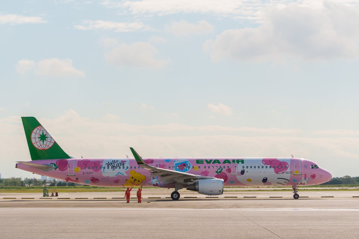 evaairwaysjapan's tweet photo. 昨日、日本初お目見えのピンキージェット🩷
早速大反響をいただいております😆
実は左右でちょっとキャラクターのレイアウトに違いが❗️
そこも注目ポイント💕
是非仙台に会いに来てね😘
#エバー航空 #hellokittyjet #ハローキティ https://t.co/kJoV6OiGHt
