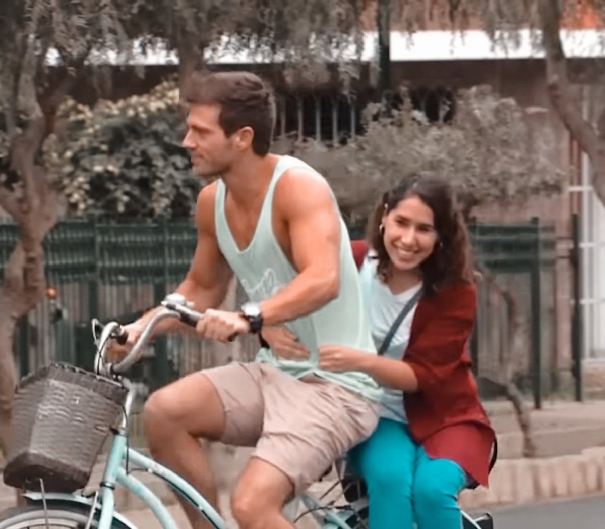 FcoPattyBarreto's tweet photo. ¿Sentiste el deja vu?...🥺
Julicho y la bicicleta en el universo de #NinaDeAzúcar https://t.co/sFGfaBYOHE