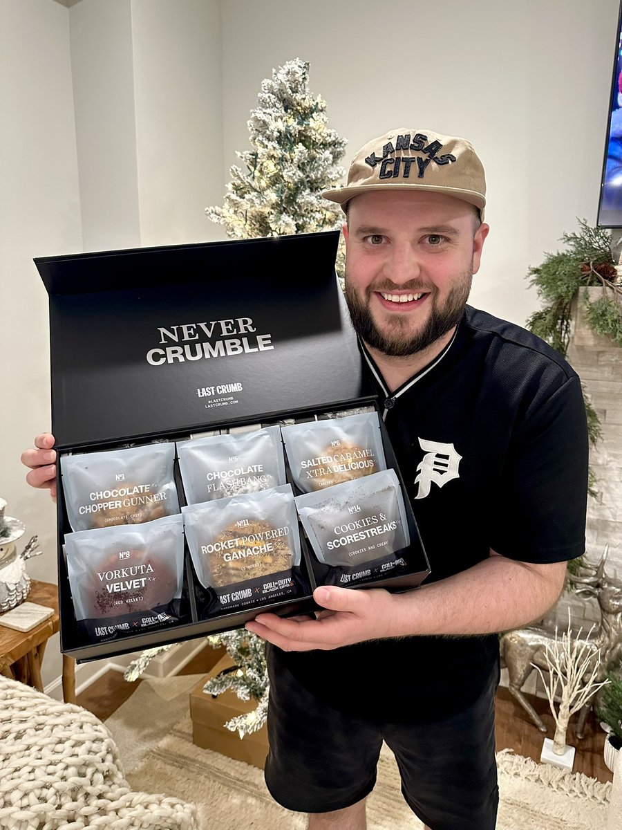 LEGIQN's tweet photo. My big back got sent cookies from @CallofDuty. I’m going 6-0 and dropping a chocolate chopper gunner until I pass out from a sugar coma 😂

These are so sick 🔥 https://t.co/bPVvjRIARG