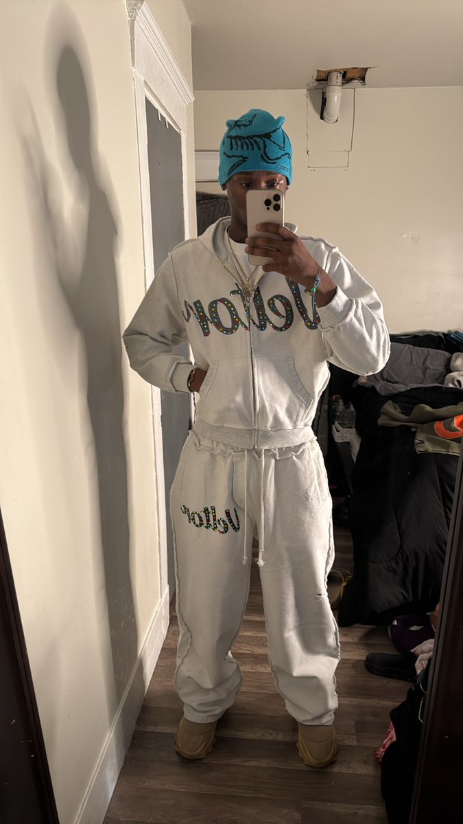 TrvpWave6's tweet photo. Hey , I’m ky and i own a brand called Veltor . Here’s my latest products featuring a heavy weight French terry fabric , inside out detail , slight distressing and rhinestone logo outline. A like a comment or even a share. Would be amazing thank you 🫶🏽 #streetwear #SmallBusiness https://t.co/tH0ydHiGQd
