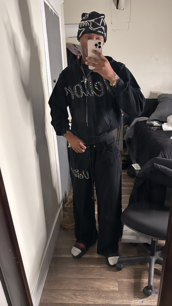 TrvpWave6's tweet photo. Hey , I’m ky and i own a brand called Veltor . Here’s my latest products featuring a heavy weight French terry fabric , inside out detail , slight distressing and rhinestone logo outline. A like a comment or even a share. Would be amazing thank you 🫶🏽 #streetwear #SmallBusiness https://t.co/tH0ydHiGQd