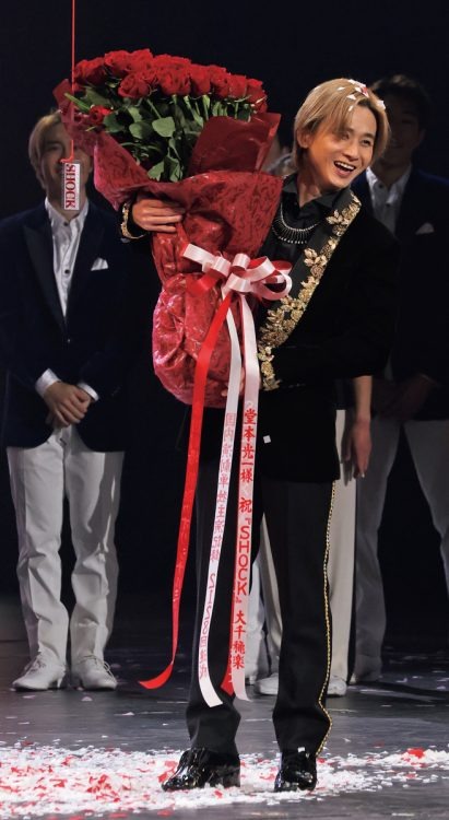 news_postseven's tweet photo. 《思い残すことは何もない》
堂本光一 『Endless SHOCK』大千秋楽、清々しい笑顔で本音を吐露
「究極体を演じるというのは、つらい25年でした」
https://t.co/8DbiTJIGjw
気になる今後については、���背負ったものを下ろせるのかな？と思ったんですけど、余計に重たいものがまたのしかかってきた気がします。エンタメを卒業するわけではないので、皆さんに喜んでいただけるものを発信していかないといけない」と前を向く。
#EndlessSHOCK #堂本光一