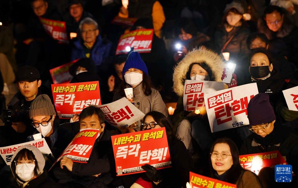 Chinadaily_CH's tweet image. 12月4日，#韓國 民眾在 #首爾 舉行集會，要求總統尹錫悅下台。
尹錫悅3日晚發布緊急戒嚴令，這是韓國時隔45年再次出現戒嚴事態。6個多小時後，韓國國會4日凌晨1時許召開會議，通過要求解除戒嚴令的決議案。尹錫悅隨後宣布解除戒嚴令。4日下午，韓國多個在野黨向國會發起針對尹錫悅的彈劾動議案。