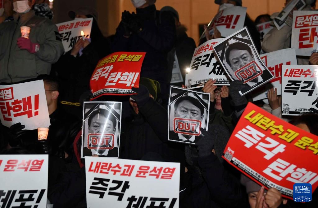 Chinadaily_CH's tweet image. 12月4日，#韓國 民眾在 #首爾 舉行集會，要求總統尹錫悅下台。
尹錫悅3日晚發布緊急戒嚴令，這是韓國時隔45年再次出現戒嚴事態。6個多小時後，韓國國會4日凌晨1時許召開會議，通過要求解除戒嚴令的決議案。尹錫悅隨後宣布解除戒嚴令。4日下午，韓國多個在野黨向國會發起針對尹錫悅的彈劾動議案。