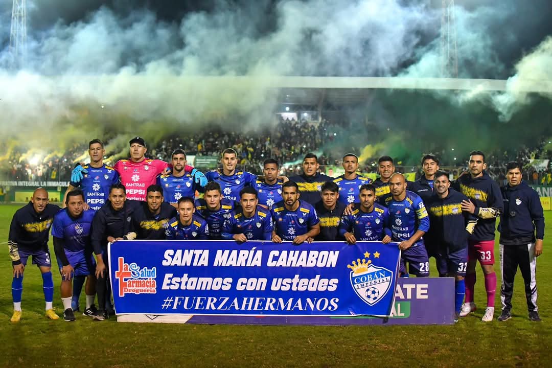 #Apertura2024  | Final del primer tiempo, Xinabajul 0 - 0 Cobán Imperial.
Los Príncipes Azules brindan buenas vibras a los cahaboneros afectados por explosión de pirotecnia en celebración de barrios.